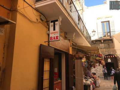 Ci spostiamo ora a Bari Vecchia, vicino la Basilica, dove in via delle Crociate si trova (come recita l�insegna marrone) �L�antica tabaccheria San Nicola�: la n.4